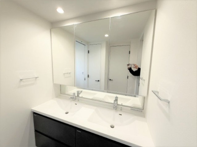 【独立洗面台】 | 【仲介手数料６２０万円が無料！！】リビングの広々バルコニーから爽快な緑地を望む | 【諸費用が６２０万円ＯＦＦです！！】
■リビングから広々バルコニーと緑と空を望む！
■プレミアム仕様！
■ビルトインガレージ！
■高断熱住宅
■省エネ性能ラベル
■内覧可