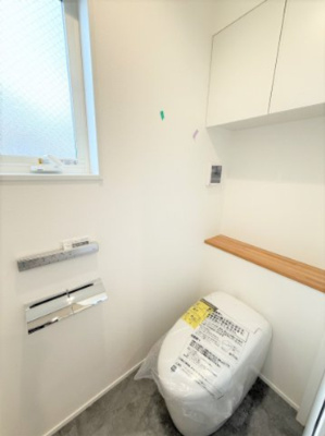 【トイレ】 | 【仲介手数料６２０万円が無料！！】リビングの広々バルコニーから爽快な緑地を望む | 【諸費用が６２０万円ＯＦＦです！！】
■リビングから広々バルコニーと緑と空を望む！
■プレミアム仕様！
■ビルトインガレージ！
■高断熱住宅
■省エネ性能ラベル
■内覧可