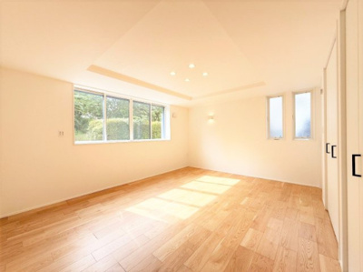 【洋室】 | 【仲介手数料６２０万円が無料！！】リビングの広々バルコニーから爽快な緑地を望む | 【諸費用が６２０万円ＯＦＦです！！】
■リビングから広々バルコニーと緑と空を望む！
■プレミアム仕様！
■ビルトインガレージ！
■高断熱住宅
■省エネ性能ラベル
■内覧可