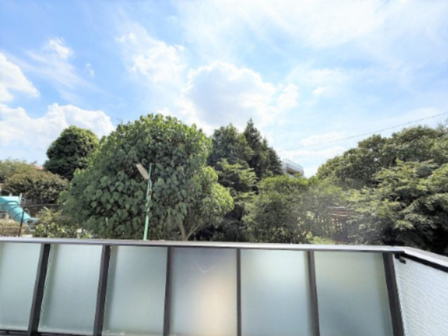 【仲介手数料６２０万円が無料！！】リビングの広々バルコニーから爽快な緑地を望むの画像