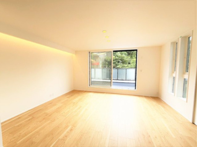 【居間・リビング】 | 【仲介手数料６２０万円が無料！！】リビングの広々バルコニーから爽快な緑地を望む | 【お得な諸費用サービスキャンペーン中！！】
■詳細は「物件概要」の「諸費用」欄をご確認下さい！
■リビングから広々バルコニーと緑と空を望む！
■プレミアム仕様！
■省エネ性能ラベル
■ビルトイン車庫