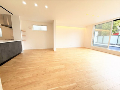 【居間・リビング】 | 【仲介手数料６２０万円が無料！！】リビングの広々バルコニーから爽快な緑地を望む | 【お得な諸費用サービスキャンペーン中！！】
■詳細は「物件概要」の「諸費用」欄をご確認下さい！
■リビングから広々バルコニーと緑と空を望む！
■プレミアム仕様！
■省エネ性能ラベル
■ビルトイン車庫