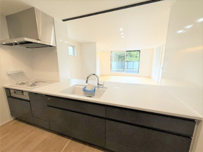 【キッチン】 | 【仲介手数料６２０万円が無料！！】リビングの広々バルコニーから爽快な緑地を望む | 【諸費用が６２０万円ＯＦＦです！！】
■リビングから広々バルコニーと緑と空を望む！
■プレミアム仕様！
■ビルトインガレージ！
■高断熱住宅
■省エネ性能ラベル
■内覧可
