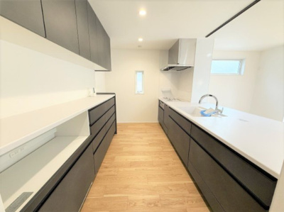 【キッチン】 | 【仲介手数料６２０万円が無料！！】リビングの広々バルコニーから爽快な緑地を望む | 【諸費用が６２０万円ＯＦＦです！！】
■リビングから広々バルコニーと緑と空を望む！
■プレミアム仕様！
■ビルトインガレージ！
■高断熱住宅
■省エネ性能ラベル
■内覧可