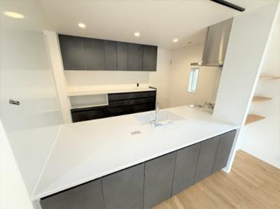 【キッチン】 | 【仲介手数料６２０万円が無料！！】リビングの広々バルコニーから爽快な緑地を望む | 【諸費用が６２０万円ＯＦＦです！！】
■リビングから広々バルコニーと緑と空を望む！
■プレミアム仕様！
■ビルトインガレージ！
■高断熱住宅
■省エネ性能ラベル
■内覧可