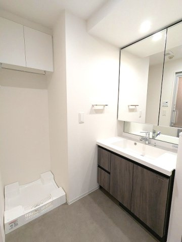 BRANSIESTA上野の洗面所|トイレと独立した洗面室、2面鏡付ハンドシャワー付洗面台、洗面台下にヘルスメーターストックスペースあります、洗面室の洗濯機置場は排水溝のお手入れがし易い様に中央手前に配置し、足高の防水パンです