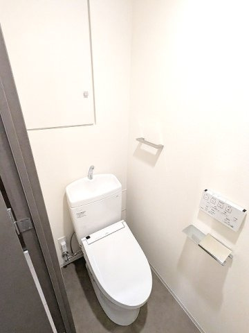 BRANSIESTA上野のトイレ|洗面室と独立した温水洗浄便座、ペーパーホルダーにスマホストレージ付き便利です