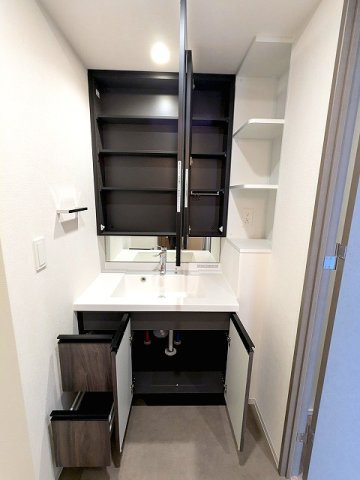 BRANSIESTA上野の設備|トイレと独立した洗面室、2面鏡付ハンドシャワー付洗面台、洗面台下にヘルスメーターストックスペースあります