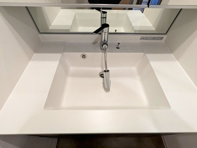 BRANSIESTA上野の設備|トイレと独立した洗面室、2面鏡付ハンドシャワー付洗面台