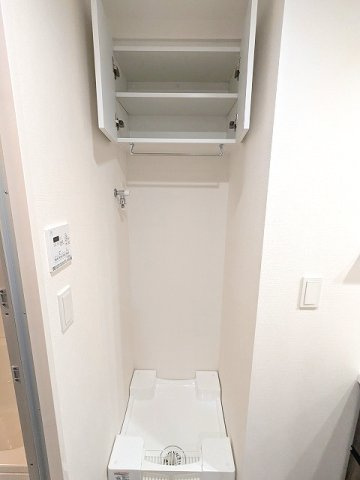 BRANSIESTA上野の設備|洗面室の洗濯機置場は排水溝のお手入れがし易い様に中央手前に配置し、足高の防水パンです