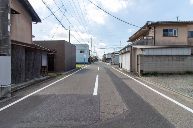 足利市相生町の中古一戸建の前面道路含む現地写真