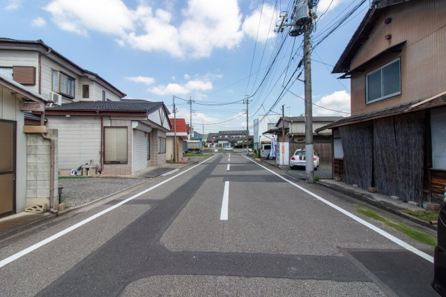 足利市相生町の中古一戸建の前面道路含む現地写真
