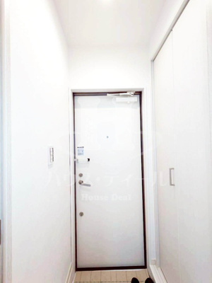 【玄関】 | Stage南鳩ヶ谷 | 明るい玄関です