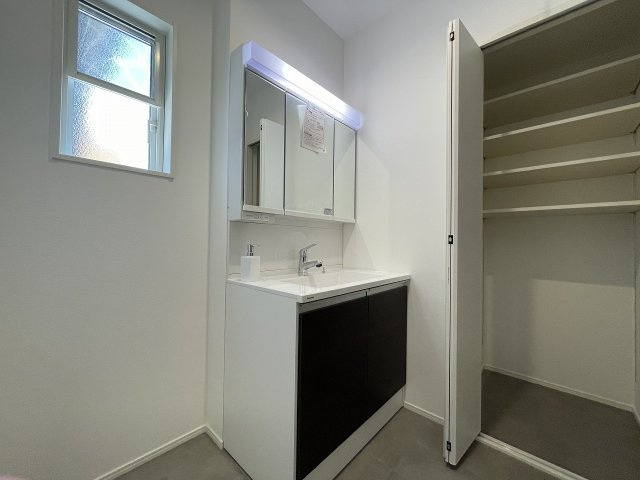 直方南小前の独立洗面台