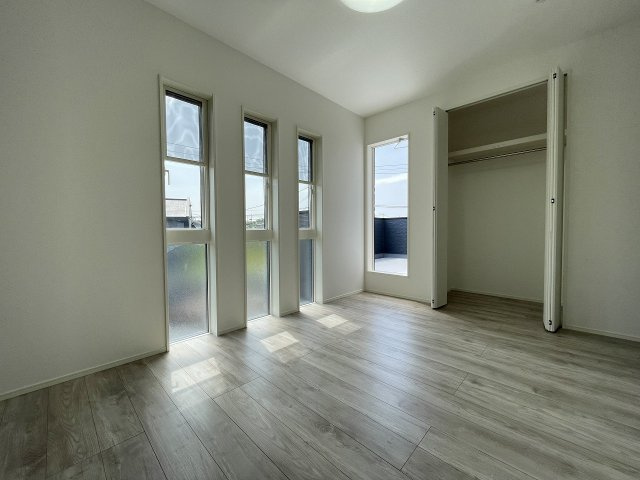 直方南小前の洋室