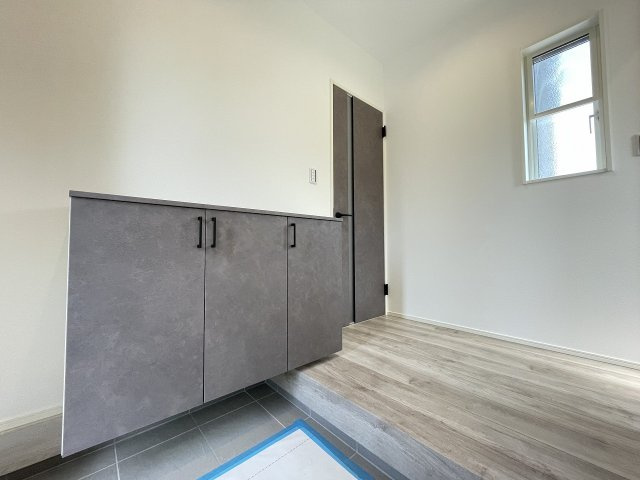 直方南小前の玄関