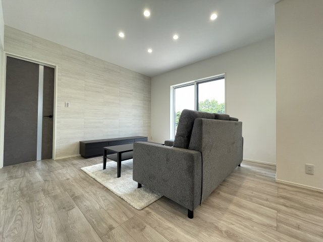 直方南小前の居間・リビング