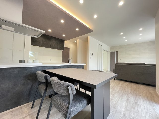 直方南小前の居間・リビング