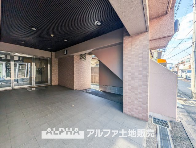 レクセルマンション中神のエントランス|【Entrance】
◆エントランス◆重厚なドアーとロックらタイルのエントランスが住まう人を迎えてくれる。扉を開けると温もりと幸せと楽しさいっぱいの我が家に帰る事が出来る安心感。