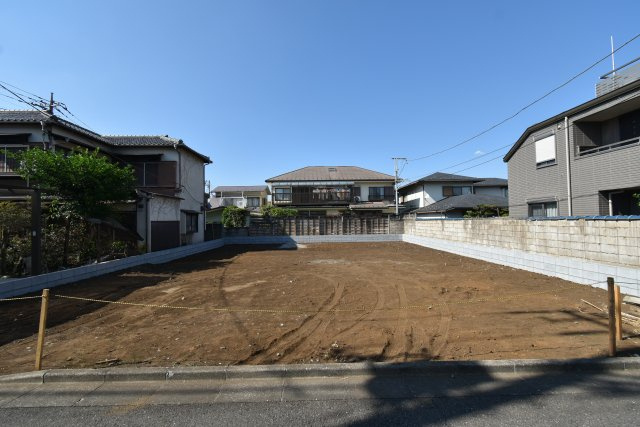 高野台3丁目・新築戸建・B号棟の外観|手前の道路側の整形地がB号棟になります。南道路接道、東側、西側がA号棟、C号棟の通路となっており三方向角地風となります。
