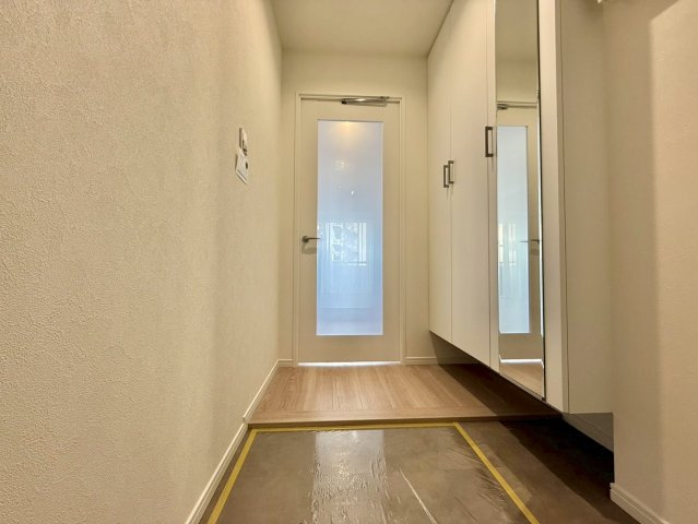 御苑ハイムの玄関|お出かけ前の身だしなみチェックに役立つ鏡と収納完備の玄関です。
2025.09.12撮影

ご内見希望・資料請求などお気軽にお問い合わせ下さい！
03-5990-5201