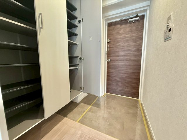 御苑ハイムの玄関|玄関横にはシューズボックスがついているため、片付いた玄関がキープできます！
2025.09.12撮影

ご内見希望・資料請求などお気軽にお問い合わせ下さい！
03-5990-5201