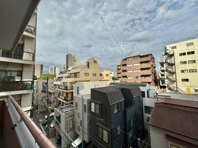 御苑ハイムの展望|大きな空に包まれて、太陽の光をたっぷりと浴びながら過ごす毎日は、自然と家族の笑顔で溢れます。

ご内見希望・資料請求などお気軽にお問い合わせ下さい！
03-5990-5201