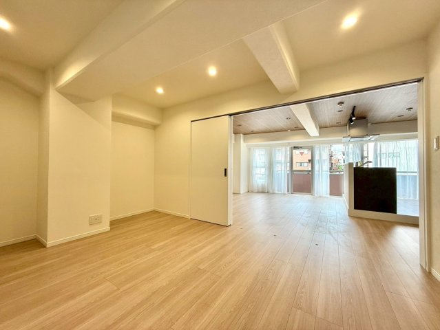 御苑ハイムの居間・リビング|17.7帖の広いリビングはご家族が自然と集まる居心地の良い空間。
2025.09.12撮影

ご内見希望・資料請求などお気軽にお問い合わせ下さい！
03-5990-5201