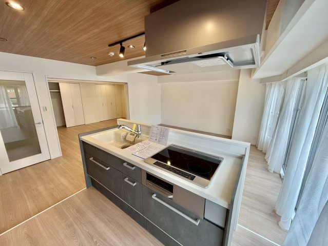 御苑ハイムのキッチン|嬉しい対面式キッチンです。家事をしながらリビングにいるご家族とのおしゃべりも楽しめます！
2025.09.12撮影

ご内見希望・資料請求などお気軽にお問い合わせ下さい！
03-5990-5201