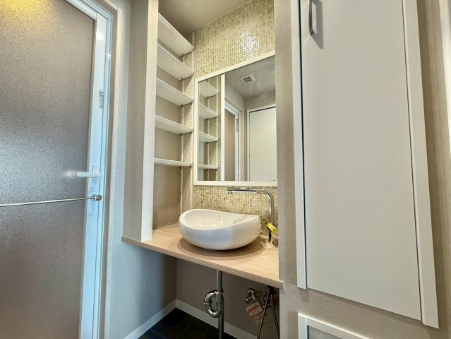 御苑ハイムの独立洗面台|洗面室には収納付き！バスタオルや洗剤を入れたり、使い方はアイデア次第。
2025.09.12撮影

ご内見希望・資料請求などお気軽にお問い合わせ下さい！
03-5990-5201