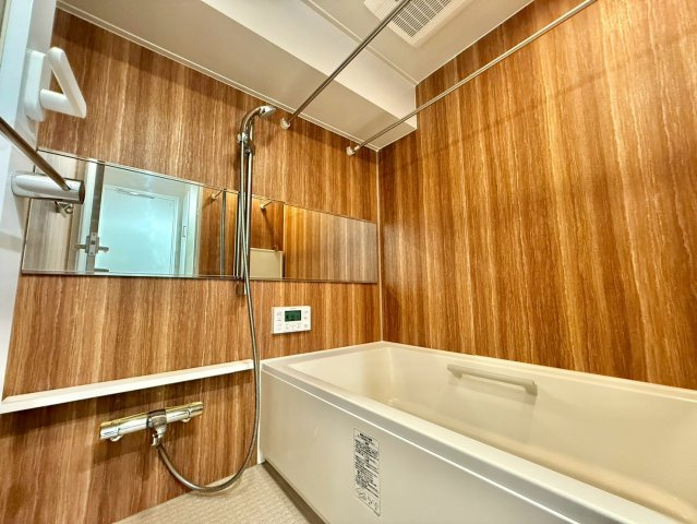 御苑ハイムの浴室|追い焚き機能付きのため、帰りが遅くなった日にも温かい湯船に浸かって疲れを癒すことができます。
2025.09.12撮影

ご内見希望・資料請求などお気軽にお問い合わせ下さい！
03-5990-5201