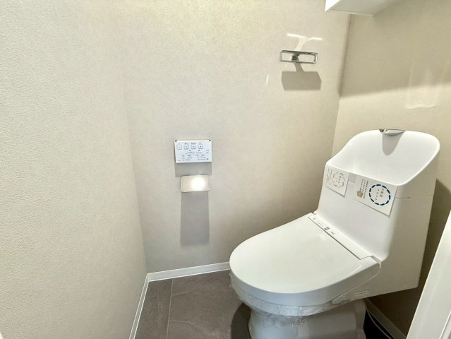 御苑ハイムのトイレ|明るく清潔感が溢れるトイレ。落ち着いた空間で安らぎのひとときをお過ごし頂けます。
2025.09.12撮影

ご内見希望・資料請求などお気軽にお問い合わせ下さい！
03-5990-5201