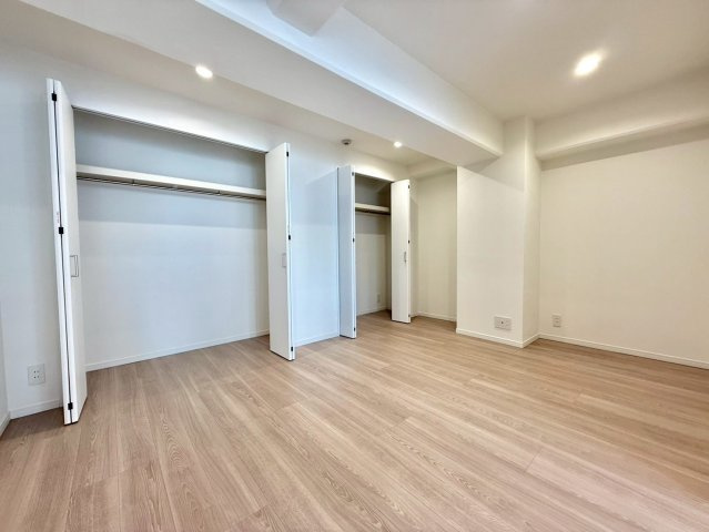 御苑ハイムの洋室|白を基調とした室内は、明るい空間を造り出すだけでなく、清潔感をもたらしてくれます。
2025.09.12撮影

ご内見希望・資料請求などお気軽にお問い合わせ下さい！
03-5990-5201