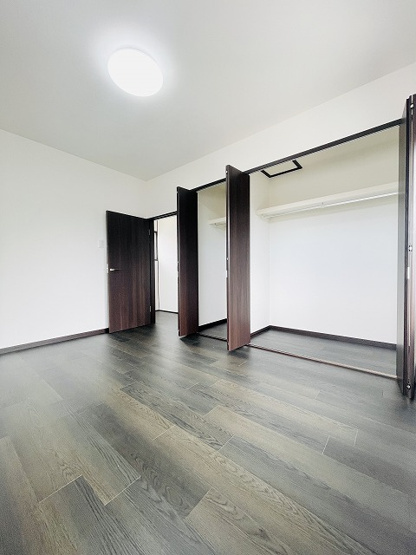 【洋室】 | 東区下原2丁目　戸建て | 大きなクローゼットがあるので収納も充実