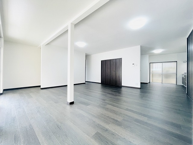 【居間・リビング】 | 東区下原2丁目　戸建て | 内外装リフォーム済の広々3LDK！1階のリビング大家族でも余裕の広さ