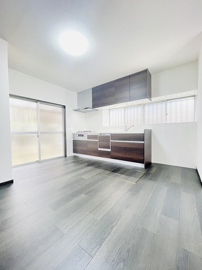 【キッチン】 | 東区下原2丁目　戸建て | 新品システムキッチンは食洗器つき。スペースが広いので大きな冷蔵庫も置けます