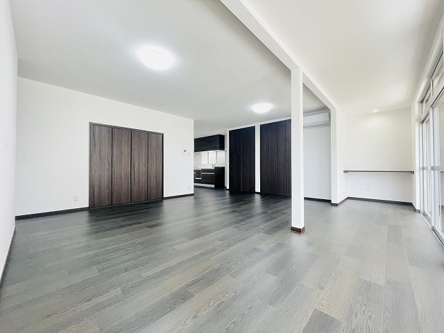 【居間・リビング】 | 東区下原2丁目　戸建て | リビングに収納スペースがあるのも便利！生活用品などをスッキリしまえます