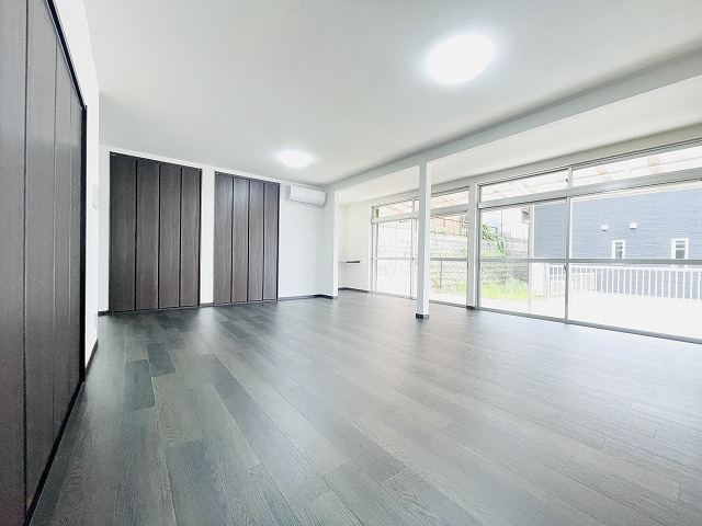 【居間・リビング】 | 東区下原2丁目　戸建て | 南西向きの大きな窓があって明るいリビング