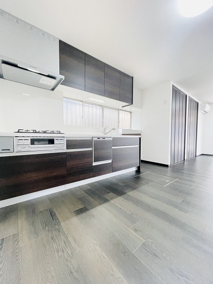 【キッチン】 | 東区下原2丁目　戸建て | キッチンにも窓があるので明るく、換気もしやすいのがおススメポイントです