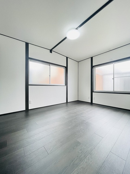 【洋室】 | 東区下原2丁目　戸建て | 1階8帖洋室。8帖の広さがあります