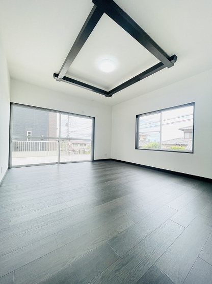 【洋室】 | 東区下原2丁目　戸建て | 2階洋室。2面採光で通風・採光良好です