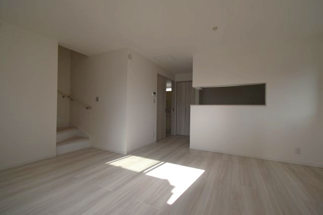 高野台3丁目・新築戸建・C号棟の外観|右側がC号棟です。北東側が隣家のお庭で借景、東側が隣地通路となっており、陽当たり、風通り良好です。
