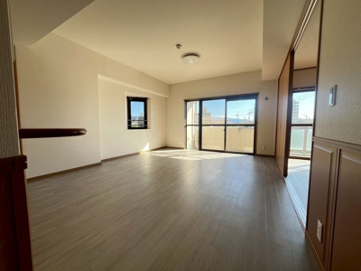 【居間・リビング】 | プリマード東岸和田 | R3年に全室クロス・フローリング張替済みのキレイで広々とした室内