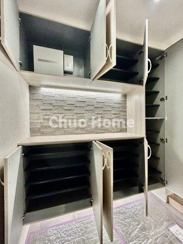 ライオンズマンション南砂の玄関|【玄関】玄関には大型のシューズクローゼットを設置しておりますのでいつでもスッキリりとした空間を保てます。玄関周りを清潔に使うのはとても大事なことですよね。