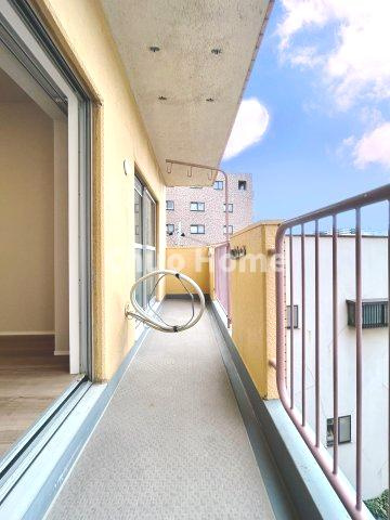 ライオンズマンション南砂のバルコニー|【バルコニー】幅もあって、奥行きもあるゆとりのバルコニー。洗濯物を干したり乾かしたりだけでなく、ただ出てみるだけでも気持ちいいですよ。