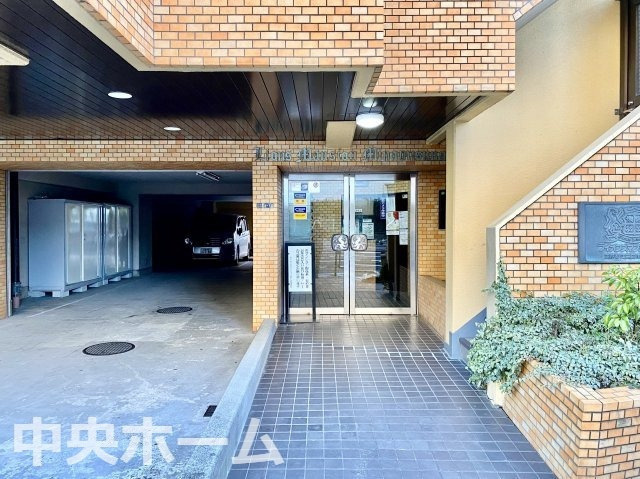 ライオンズマンション南砂のエントランス|【エントランス】マンションのエントランスは、その物件の印象を決める、顔とも言える場所です。毎日通る場所ですからきれいなのが一番です。エントランス内はオートロックですので暮らしの安全も確保されています。