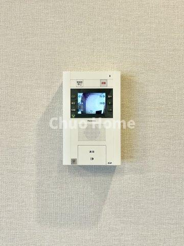 ライオンズマンション南砂のセキュリティ|【モニターホン】誰が来たかすぐにわかるカラーモニター付きインターホン。通話ボタンを押すまでは室内の音は漏れていませんので相手を確かめてから応対できます。