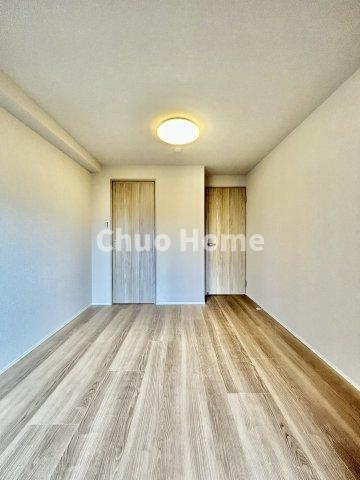 ライオンズマンション南砂の寝室|【寝室】心と体をゆったりと安らげる主寝室。寝室のゆとりが大きい分だけ、暮らしの安らぎは深まります。一日の疲れを癒すだけでなく、ご夫婦の親密な語らいを紡ぎ出します