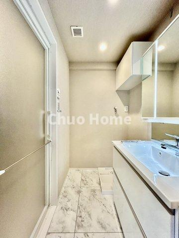 ライオンズマンション南砂の脱衣所|【洗面所】明るい洗面所は朝をすっきりさせてくれる空間です。バタバタしている忙しい朝でも収納が多い洗面台では短い時間で効率良く支度ができます。