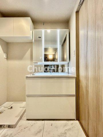 ライオンズマンション南砂の独立洗面台|【洗面化粧台】洗面化粧台には三面鏡を採用。身だしなみを整えやすい事はもちろんですが、鏡の後ろに収納スペースを設ける事により、散らかりやすい洗面スペースをすっきりさせる事が出来るのも嬉しいですね